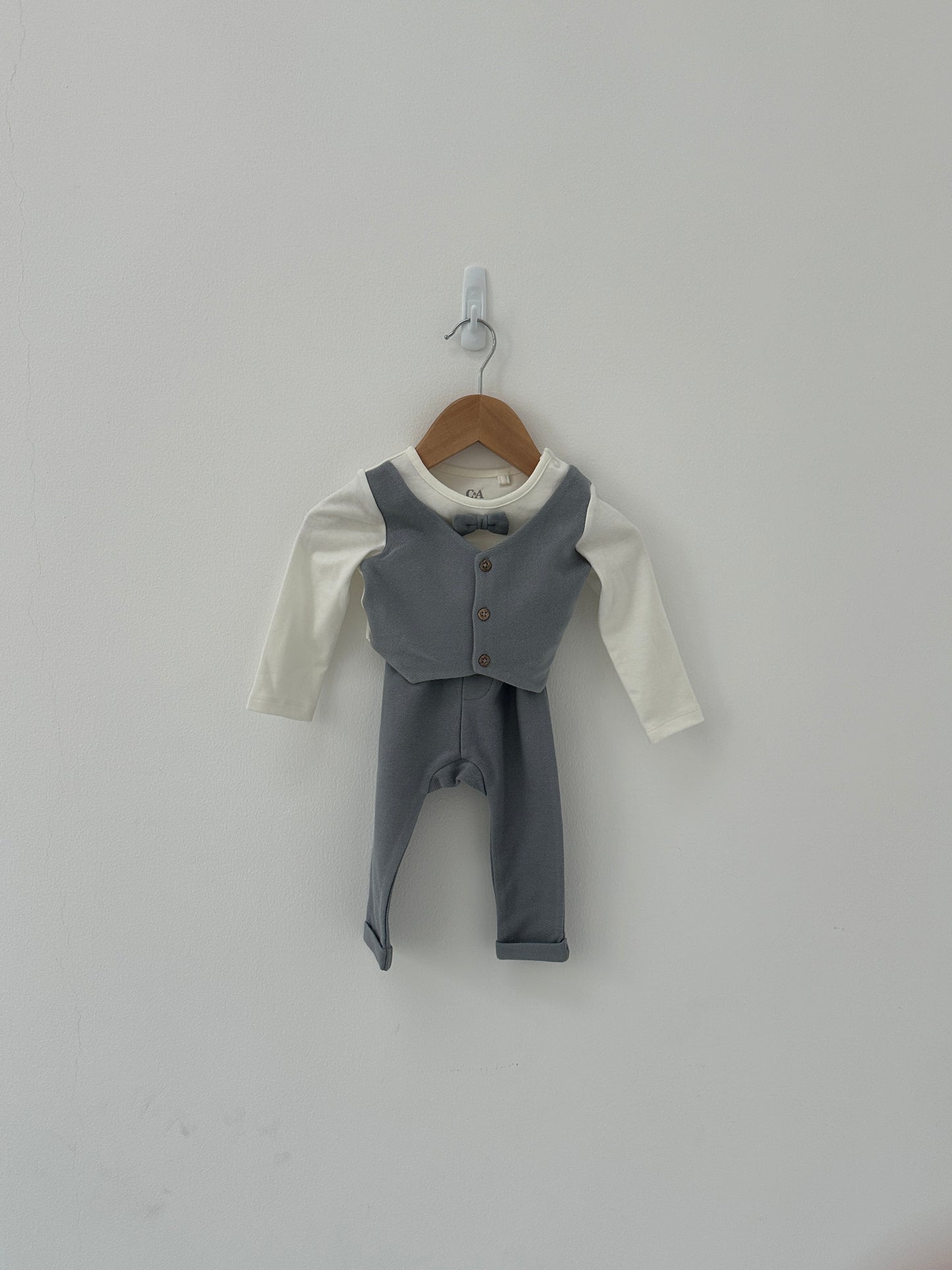 Set by C&A- Size 6-months